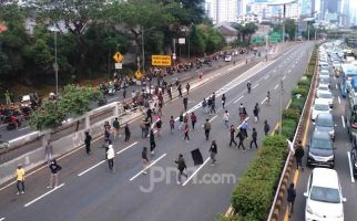 Ada Massa Bawa Bendera 'A' Blokir Tol Dalam Kota saat Aksi Tolak RUU Cipta Kerja - JPNN.com