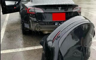 Aduh, Bumper Belakang Mobil Tesla Model 3 Ini Copot Saat Terjang Genangan Air - JPNN.com