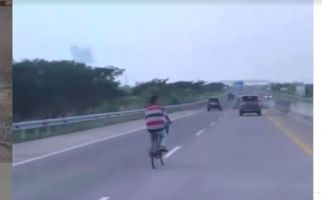 Astaga, Pria Ini Tanpa Beban Bersepeda di Tengah Tol Cipali - JPNN.com