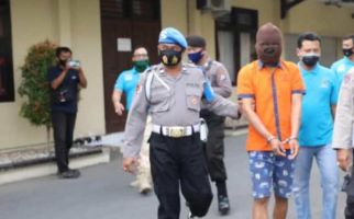 Pria yang Mengaku Anggota Polisi Ini Melakukan Perbuatan Terlarang, Nih Fotonya - JPNN.com