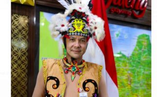 Hari Ini Penampilan Pak Ganjar Bikin Pangling dengan Pakaian Adat Suku Kenyah - JPNN.com