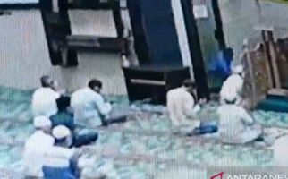 Imam Masjid Ditusuk Bagian Dada, Hanya Lecet, Pisau Bengkok - JPNN.com