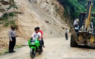 Sempat Tertutup Longsor, Jalan Panyabungan Timur Kembali Bisa Dilalui Kendaraan - JPNN.com