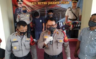 2 Petugas PSU Berbuat Terlarang di Depan Kantor Kelurahan, Tak Bisa Mengelak - JPNN.com