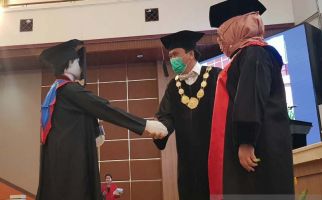 Ada Robot Ikut dalam Acara Wisuda di Undip, Selamat - JPNN.com