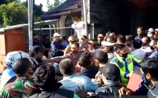 Duuuh, Perwira Polres Garut Ancam Akan Tembak Guru - JPNN.com