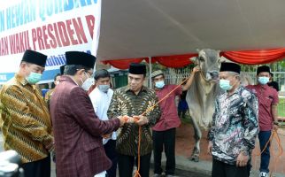 Presiden Jokowi Serahkan Sapi Kurban Seberat 1 Ton di Masjid Istiqlal - JPNN.com