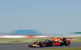 Seru! Verstappen Mengalahkan Lewis Hamilton - JPNN.com