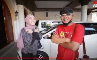 Sambil Memeluk Sule, Putri Delina Semringah Diberi Hadiah Mobil - JPNN.com