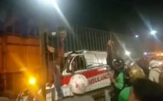 Ambulans Tabrak Truk di Tol Kebon Jeruk, Braak! Sopir Tewas - JPNN.com