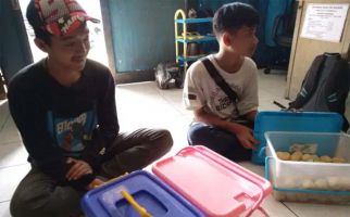 Anak SMP Itu Keliling Kota Jualan Onde-Onde, Demi Beli Ponsel Buat Belajar Daring - JPNN.com