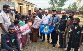 PWNU Aceh Serahkan Bantuan Untuk Pengungsi Rohingya - JPNN.com