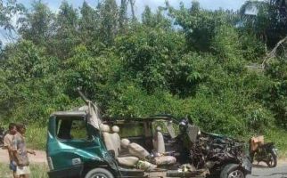 Isuzu Panther yang Membawa Satu Keluarga Dihantam Dump Truck, Lihat Mobilnya Hancur Begini - JPNN.com