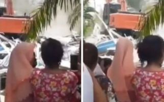 Video Viral, Istri Tua Hancurkan Rumah Bini Muda dengan Eskavator, Sampai Rata dengan Tanah - JPNN.com