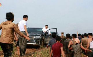 Kim Jong Un Kendarai Mobil Mewah Saat Blusukan ke Daerah Banjir - JPNN.com
