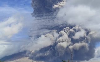Blaaaar! Gunung Sinabung Meletus Lagi Hari Ini - JPNN.com