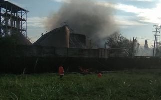 Ledakan dari Pabrik Bioethanol di Mojokerto, Warga Panik, Berhamburan Keluar Rumah - JPNN.com