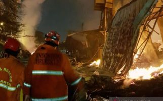 18 Jam Kebakaran Menghancurkan Pabrik Mebel di Cakung Jaktim - JPNN.com