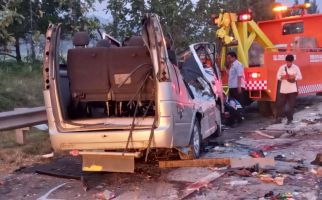 Kecelakaan Maut di Tol Cipali: 8 Orang Meninggal, Kendaraan Sampai Kayak Begini - JPNN.com