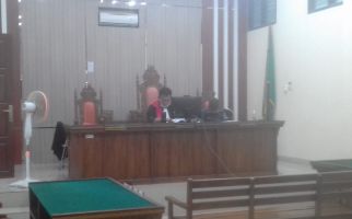 Momen Terdakwa Pencabulan Bersujud, Merengek Minta Diskon Hukuman - JPNN.com