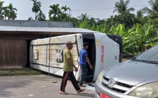 Bus Pengangkut ASN Terbalik akibat Rem Blong, Begini Kondisinya - JPNN.com