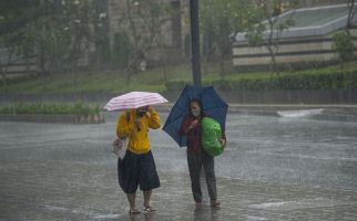 Hujan Deras pada Malam Hari, Banjir Genangi 6 RT di DKI - JPNN.com