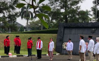 Saraswati Tabur Bunga di TMP Taruna, Kenang Jasa Sang Kakek Berjuang Lawan Penjajahan - JPNN.com