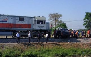 Kereta Api Hantam Izusu Panther di Kediri, Tiga Orang Tewas, Mobil Terseret 300 Meter - JPNN.com