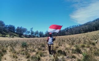 Siswa SD Kibarkan Merah Putih di Puncak Gunung Lawu, Keren Bro! - JPNN.com