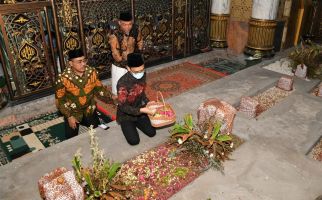 Gus Jazil Ziarah ke Makam Para Wali dan Raja Madura - JPNN.com