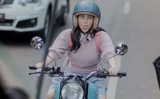 Lihat Nih Gaya Adhisty Zara Sedang Naik Moge, Cantik Enggak? - JPNN.com