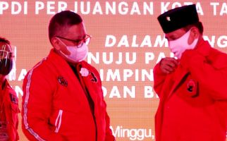 Hasto Serahkan KTA dan Jaket PDIP kepada Muhamad di Depan Keponakan Prabowo - JPNN.com