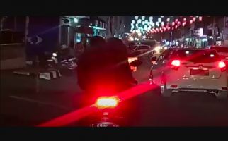 Sejoli Ciuman di Atas Sepeda Motor yang Tengah Melaju, Videonya Viral, Berakhir Memalukan - JPNN.com