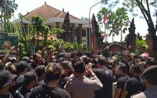 Puluhan Pendukung Jerinx SID Datangi Kejati Bali, Titip Pesan Khusus - JPNN.com