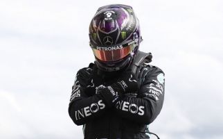 Mengharukan, Lewis Hamilton Persembahkan Pole Untuk Chadwick Boseman - JPNN.com