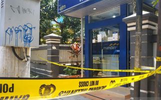 Perampok Bersenpi Mengamuk di ATM, Mungkin karena Kecewa - JPNN.com