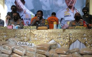 Mobil Boks Mengangkut Kargo, Ketika Dibongkar Ternyata - JPNN.com
