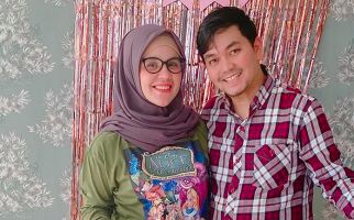 3 Berita Artis Terheboh: Istri Indra Bekti Tak Malu Menggalang Dana, Adele Terharu - JPNN.com