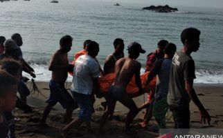 Ada Benda Mengapung di Pantai Karanghawu, Ternyata, Warga Langsung Lapor Polisi - JPNN.com