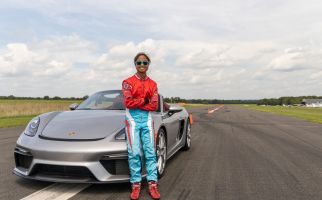 Mantap! Geber Porsche 718 Boxster, Gadis 16 Tahun Ini Pecahkan Rekor Slalom - JPNN.com