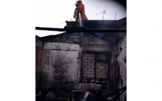 Korsleting Listrik, Dua Rumah di Cibubur Ludes Terbakar, 40 Personel Damkar Dikerahkan - JPNN.com