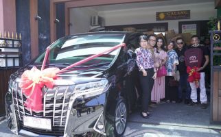 Keuletan Sayususi Berbuah Manis, Dihadiahi Mobil Alphard Terbaru   - JPNN.com