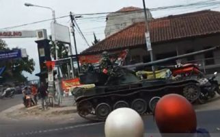 Waduh! Tank TNI AD Tabrak 4 Motor dan 1 Gerobak Tahu - JPNN.com