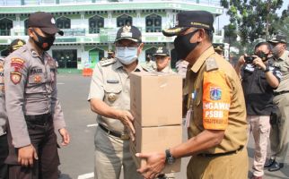 PSBB Diperketat, Pemkot Jaksel Bagikan Ribuan Masker untuk Warga - JPNN.com