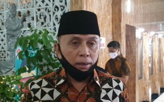 Iwan Bule Semangati Petugas Damkar yang Berjuang Padamkan Kebakaran di TPA Sarimukti - JPNN.com
