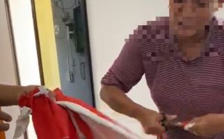 Video Emak-Emak Gunting Bendera Merah Putih, 4 Orang Wanita Dijemput Polisi - JPNN.com