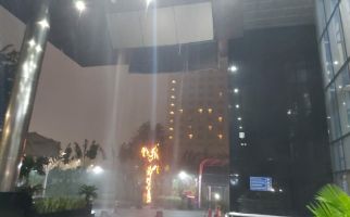 Hujan Deras Mengguyur, Atap Gedung KPK Roboh - JPNN.com