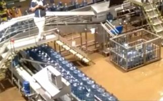 Banjir Terjang Pabrik Aqua di Sukabumi - JPNN.com
