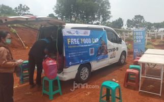 Lewat Free Food Car, Sekolah Relawan Bantu Petugas Pemakaman TPU Pondok Ranggon - JPNN.com