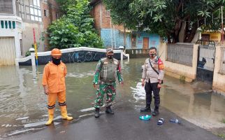 Banjir di Jatinegara Mulai Surut, Warga Bersih-bersih Rumah - JPNN.com